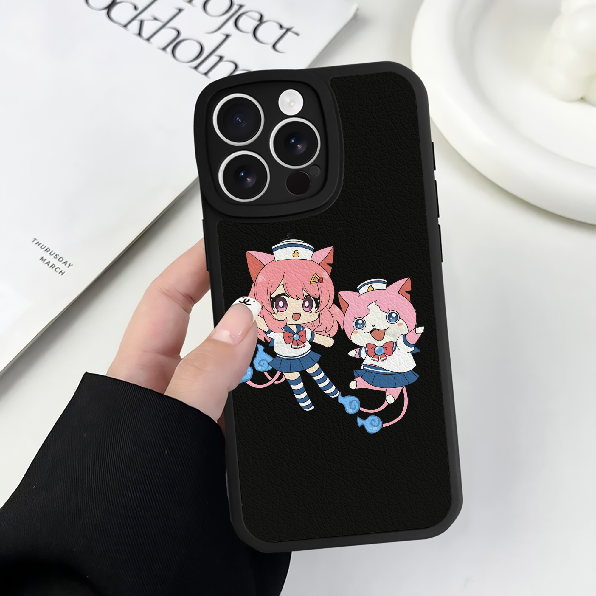 （画像用） 妖怪ウォッチ Yo-kai Watch 【iPhone 16シリーズ対応】シリコンスマホケース（レザー調） 材質：シリコン